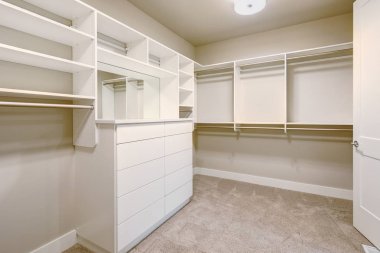 Beyaz gömme dolap rafları, çekmece ve giysi raylar ile