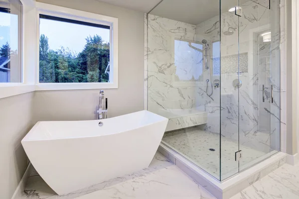 Banheiro elegante apresenta banheira autônoma — Fotografia de Stock