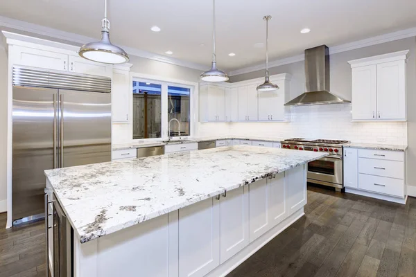 Diseño de cocina grande y espacioso con gabinetes de cocina blancos — Foto de Stock