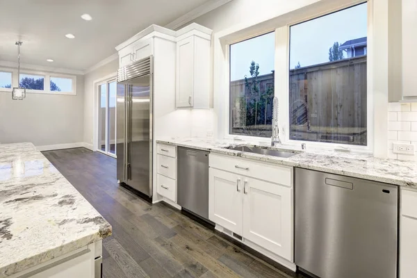 大, 宽敞厨房设计与白色厨柜 — 图库照片