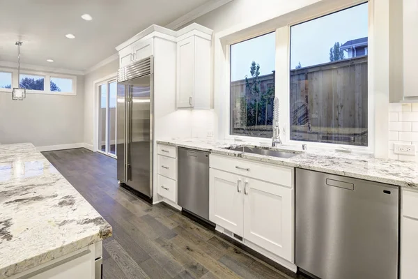 Large, spacious kitchen design with white kitchen cabinets — Stock Photo, Image