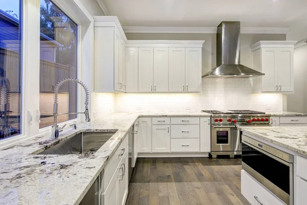 Grande, spazioso design della cucina con armadi da cucina bianchi — Foto Stock