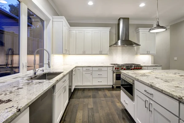 Velká, prostorná kuchyně design s bílým kuchyňské skříňky — Stock fotografie