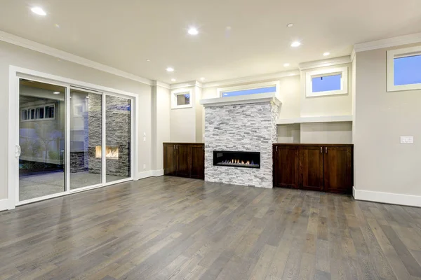 Spacious empty living room interior in white and gray colors. — Stock Photo, Image