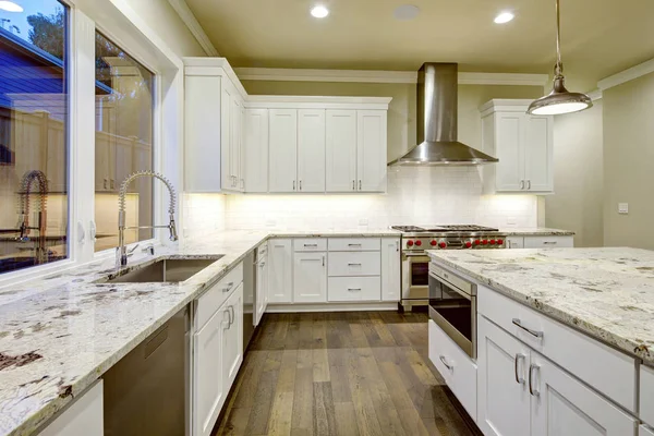 Large, spacious kitchen design with white kitchen cabinets — Stock Photo, Image