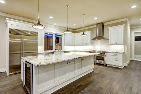 Large, spacious kitchen design with white kitchen cabinets — Stock Photo, Image