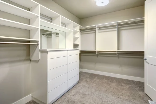 Walk-in closet blanco con estantes, cajones y rieles de ropa — Foto de Stock