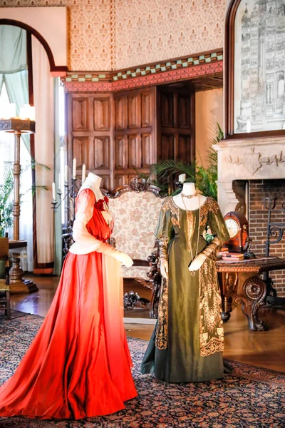Asheville March 2017 Biltmore Costume Exhibition Wonderfully Done Dresses Golden — Stock Photo, Image
