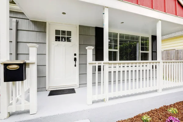 Einladende Veranda prahlt mit reinweißer Haustür. — Stockfoto