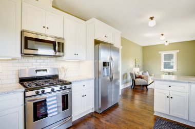 Taze beyaz ve yeşil mutfak oda iç güncelleme