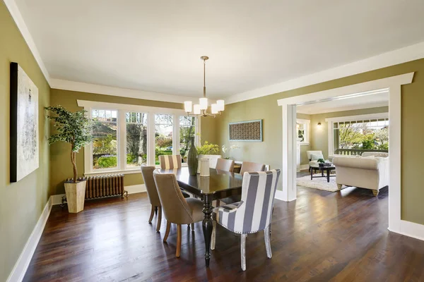 Comedor de oliva ligero cuenta con una mesa de comedor tallada en madera . — Foto de Stock