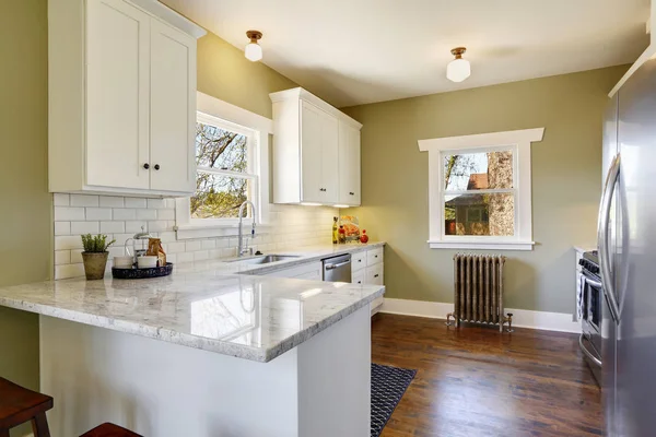 新鲜更新的白色和绿色厨房房间内部 — 图库照片