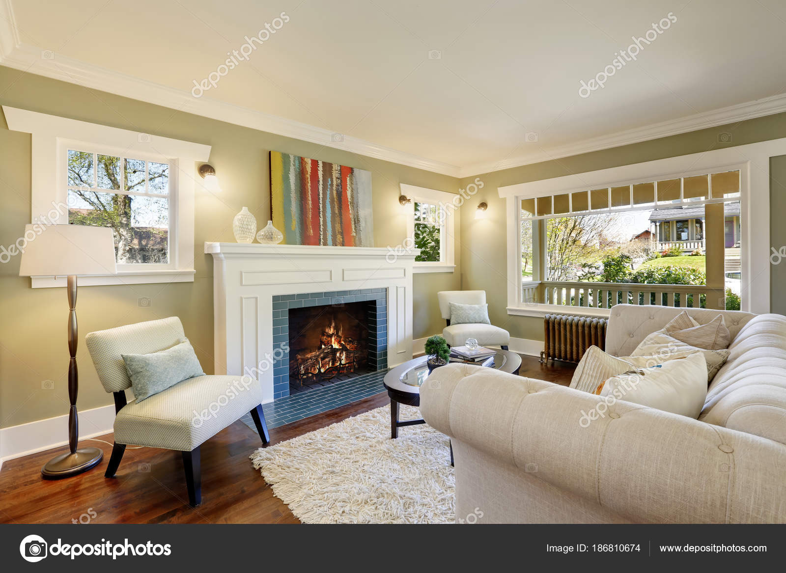 Chique groene woonkamer met een traditionele open haard — Stockfoto ... Chique groene woonkamer met een traditionele open haard — Stockfoto ...