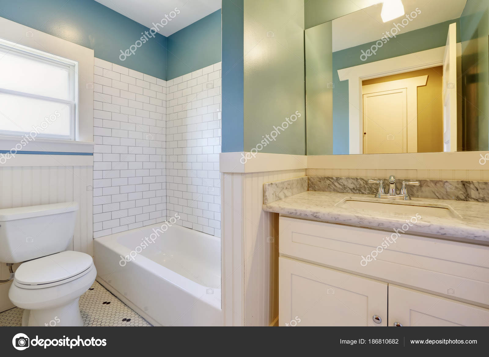 Weiß-blaues Badezimmer mit marmorbesetzter Eitelkeit. — Stockfoto