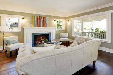 Geleneksel bir şömine ile şık yeşil salon.