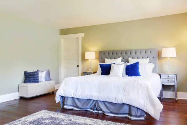 Роскошная спальня с зелеными стенами — стоковое фото