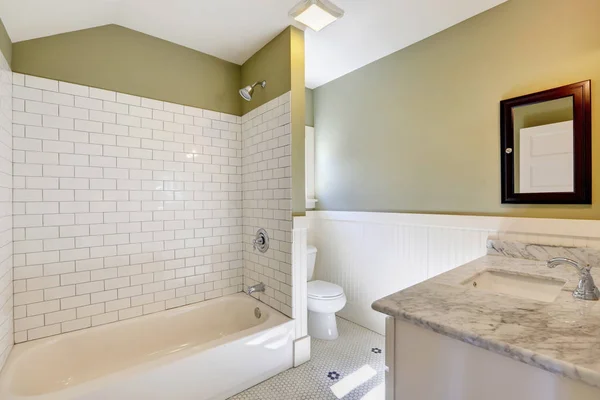 Salle de bain blanche et verte witth vanité en marbre . — Photo