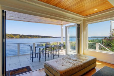 Lakefront ev iç kapalı güverte gösterir