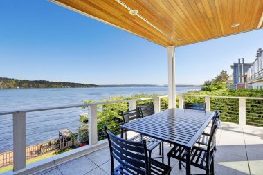 Büyük kapalı güverte ile rahat açık yemek alanı