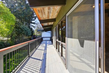 Arka Bahçe Manzaralı uzun boş balkon