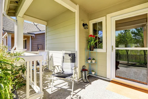 Charming front porch of a freshly remodeled home. — Stock Photo, Image