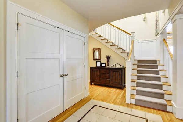 Lakefront home foyer with staircase — Stock Photo, Image