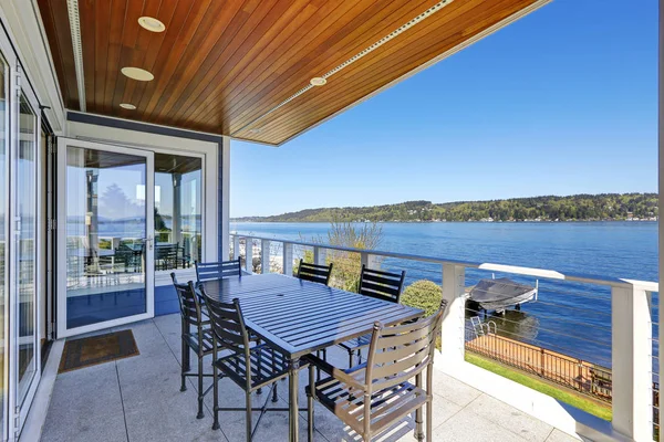 Grande deck coberto com espaço de jantar ao ar livre confortável — Fotografia de Stock