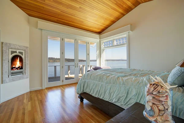 Ljust rymligt sovrum med välvda planka tak. — Stockfoto