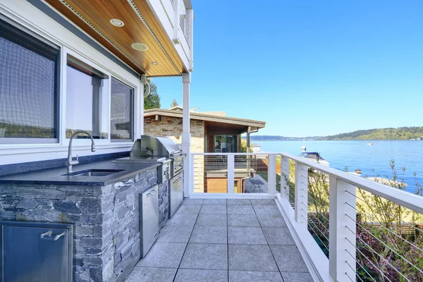 Amplia terraza cubierta con barbacoa integrada con vistas al lago —  Fotos de Stock