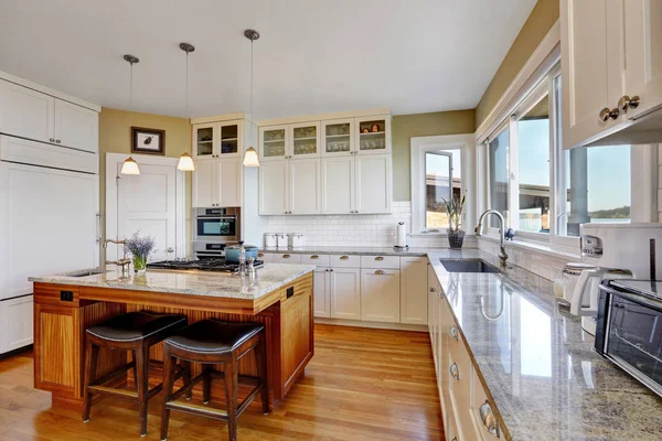 Amazing white kitchen with pure white kitchen cabinets — Stock Photo, Image