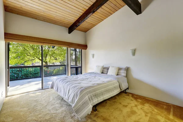 Light bedroom design with wood plank vaulted ceiling — Stock Photo, Image