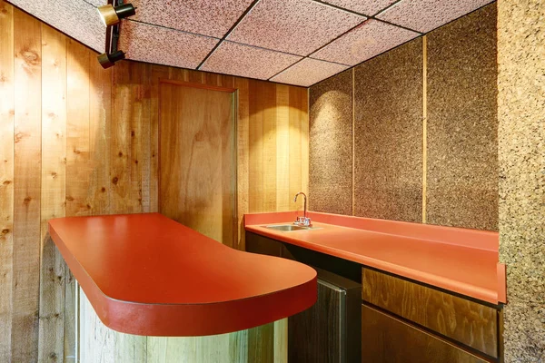 Angolo bar bagnato con banchi rossi e pareti in legno — Foto Stock