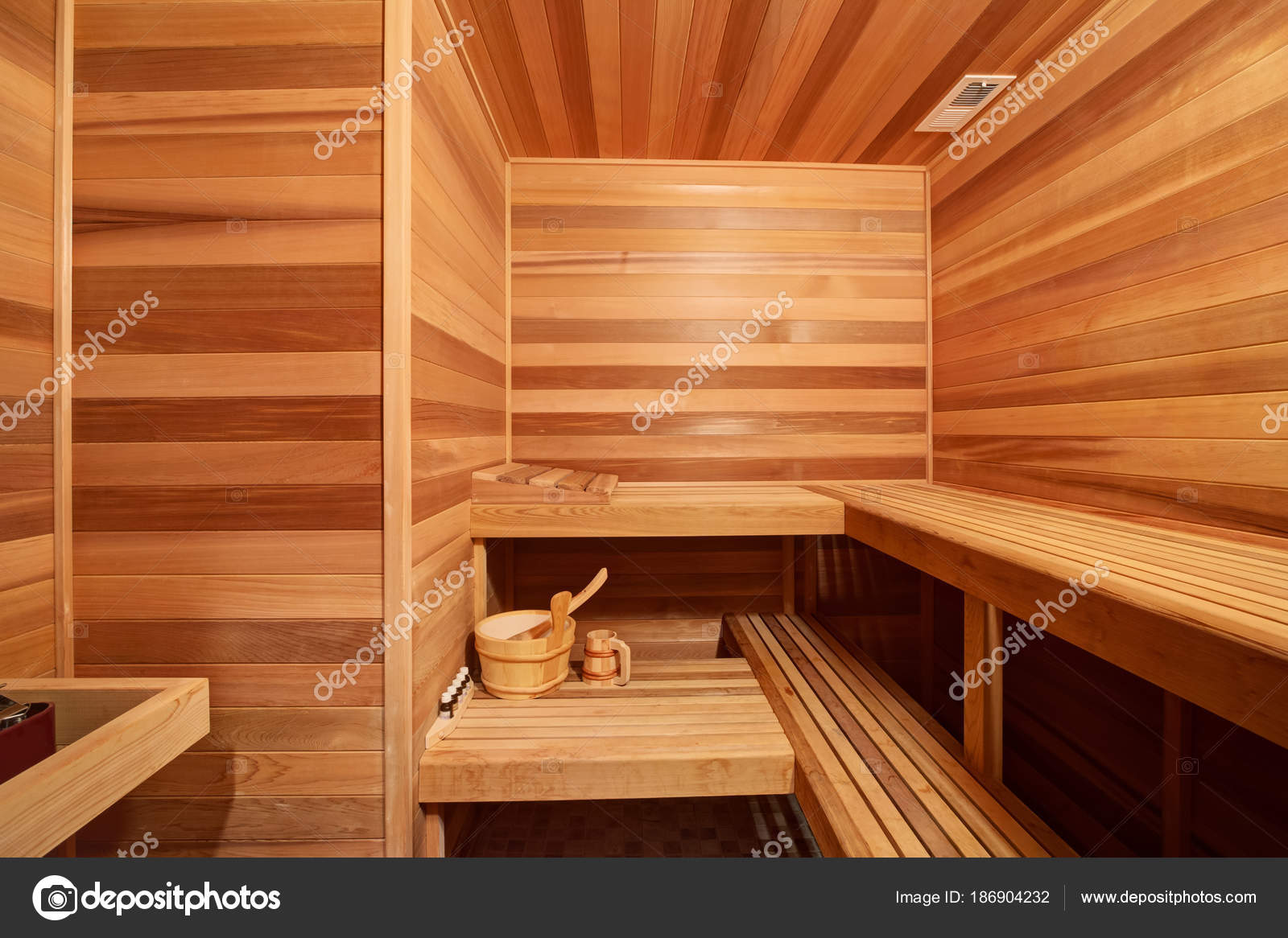 Camera fantastica sauna domestica con surround in teak — foto stock ... Cabina sauna domestica