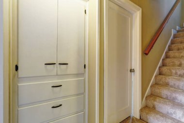 Koridor merdiven ve yerleşik dolapları. 