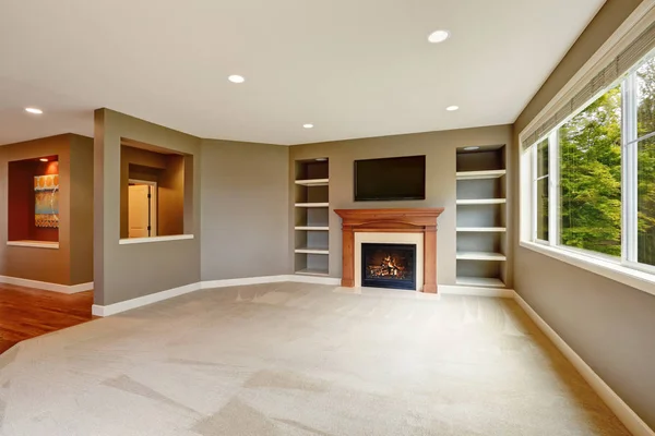 Salon brun intérieur avec cheminée et étagères . — Photo