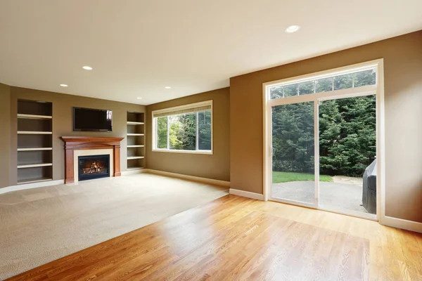 Salon brun intérieur avec cheminée et étagères . — Photo