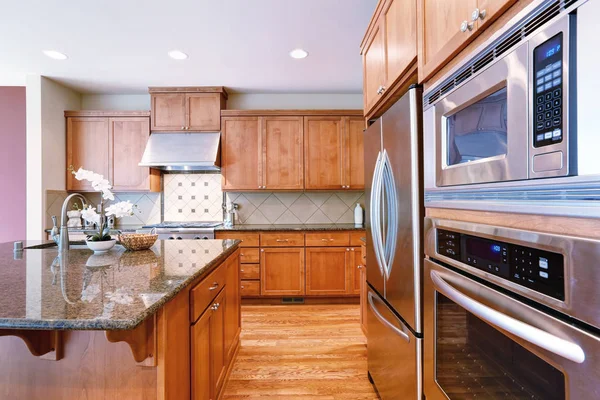 Helle einladende Küche mit Granitarbeitsplatten. — Stockfoto