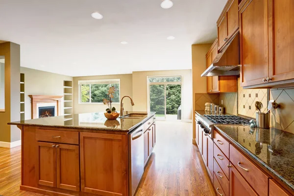 Helle einladende Küche mit Granitarbeitsplatten. — Stockfoto