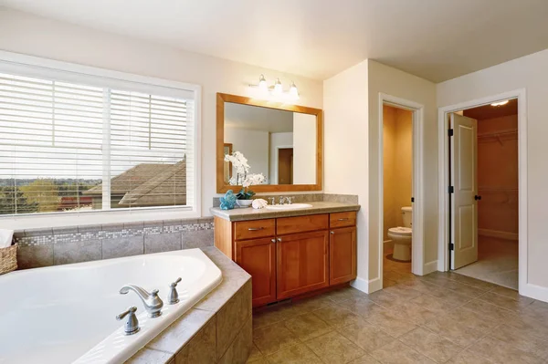 Wunderschönes, spa-artiges Badezimmer mit zwei Waschtisch-Schränken. — Stockfoto