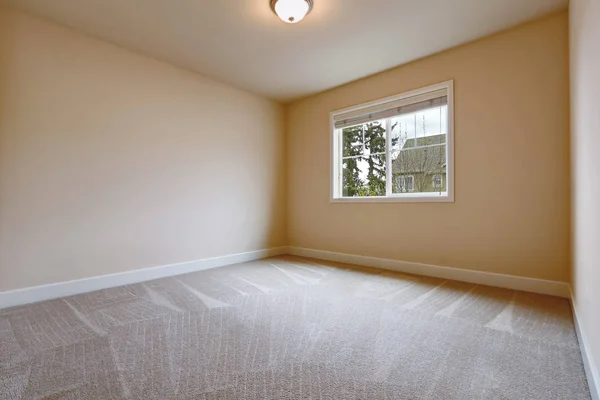 Luz interior de la habitación vacía en tonos beige suaves —  Fotos de Stock