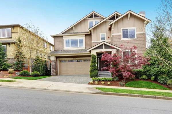 Precioso exterior de casa beige con patio delantero bien cuidado . — Foto de Stock