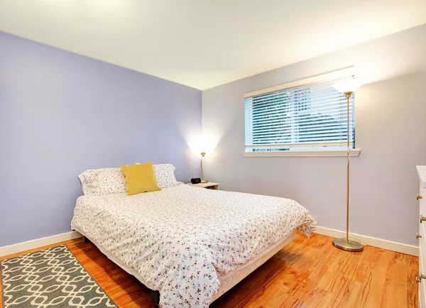 Accogliente camera da letto con pareti lavanda — Foto Stock