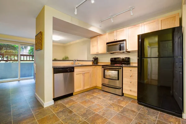 高效, 紧凑的厨房设计与蜂蜜染色厨柜 — 图库照片