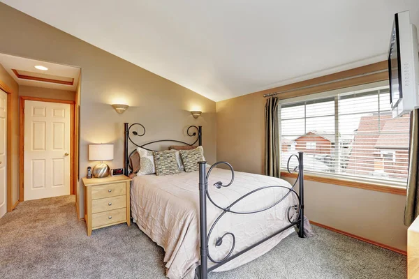 Välkomnande sovrum med välvt tak. — Stockfoto