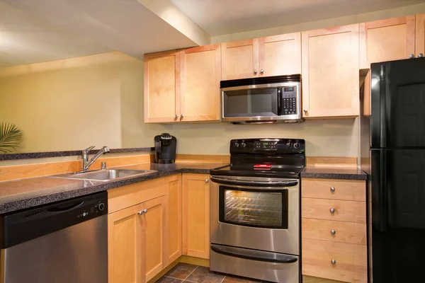 Efficient, compact kitchen design with honey stained kitchen cabinets — Stock Photo, Image