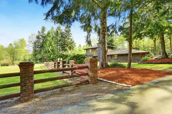 Amazing secluded home with large fenced backyard area, — Stock Photo, Image