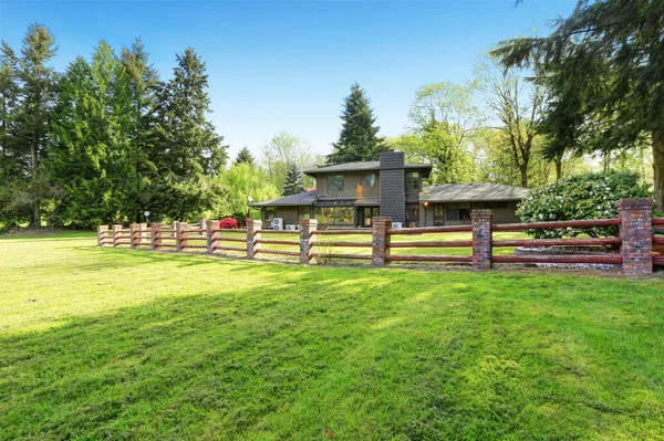 Geweldige afgelegen huis met grote omheinde achtertuin gebied, — Stockfoto