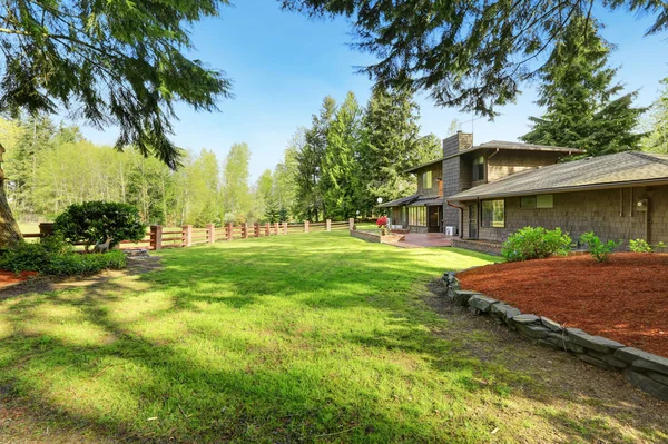 Increíble casa aislada con gran área de patio trasero vallado , —  Fotos de Stock