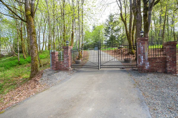 Kırmızı tuğla sütunları ile Ferforje garaj kapıları. 