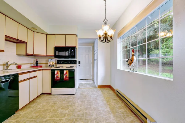 Sala de cozinha remodelada com armários de creme . — Fotografia de Stock